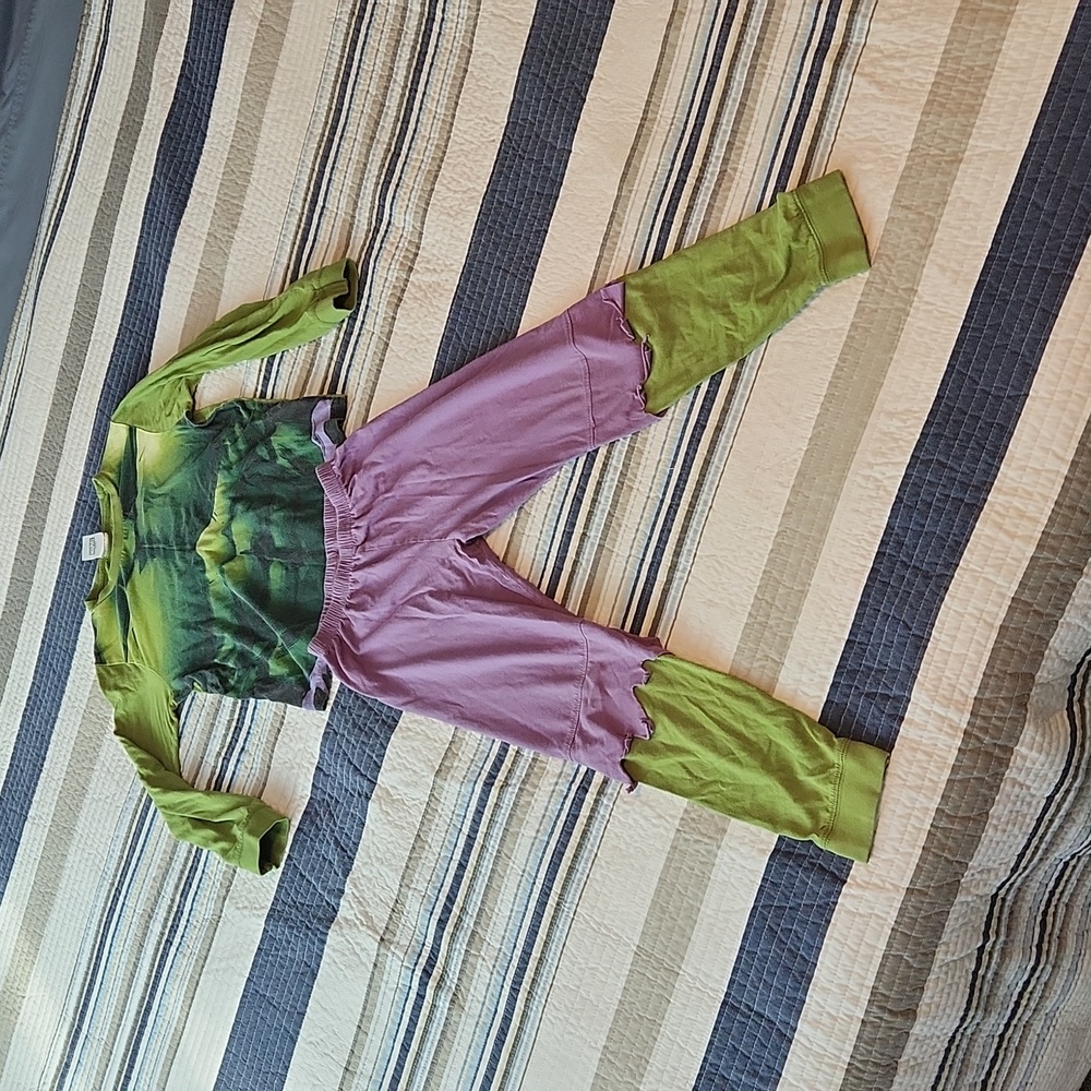 Avengers Hulk Pajama Set. Size 7/8 years
